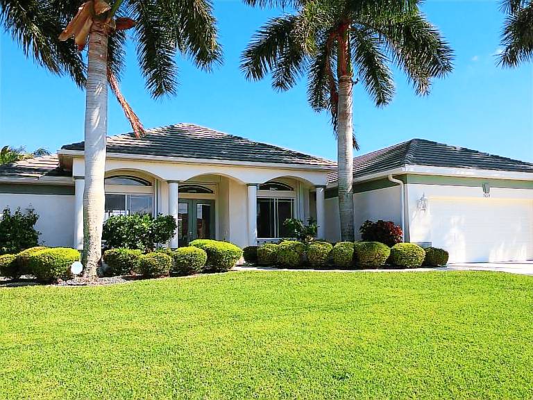 Villa Central 1001 Luxury 3 3ba home electric heated pool and spa Boat Dock 2 Boat Lifts — photo 2
