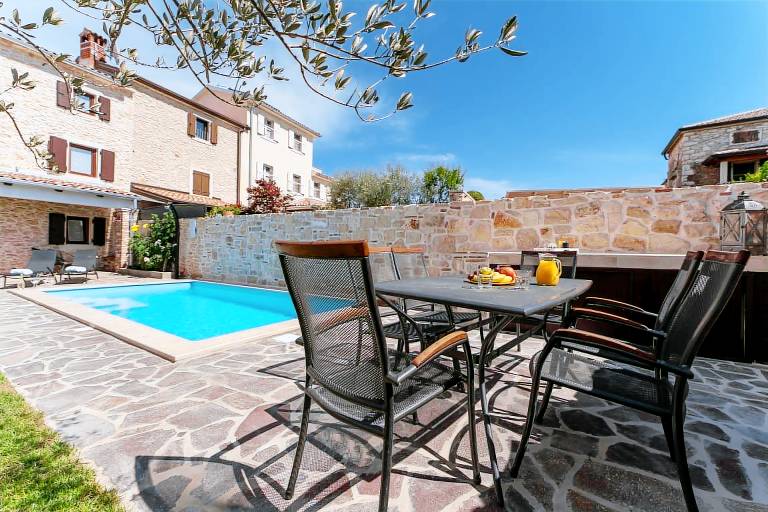Villa with pool, barbeque & patio — photo 5