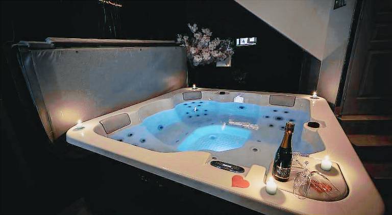 Apartment with hot tub in Osny