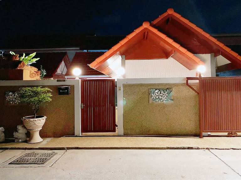 Charming villa with pool & jacuzzi | Suitable for remote work | Pets are welcome in Chonburi