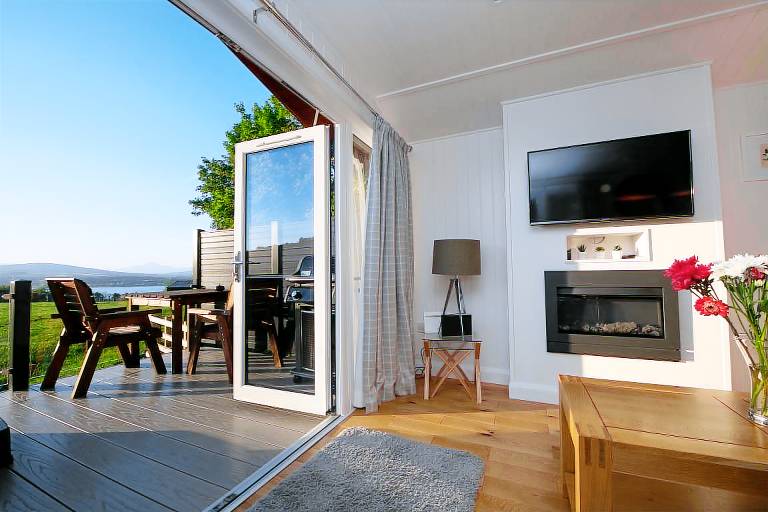 Fully equipped lodge with BBQ & jacuzzi | Beach view | Dogs allowed — photo 2