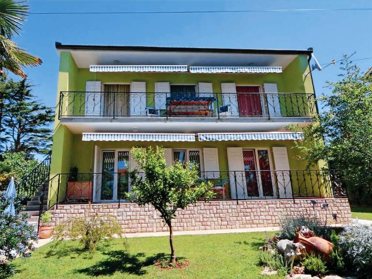 Apartment with garden & barbecue in Medulin