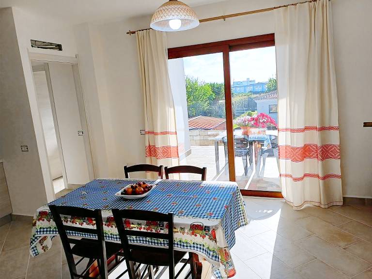 Holiday apartment with yard & patio | City view — photo 5