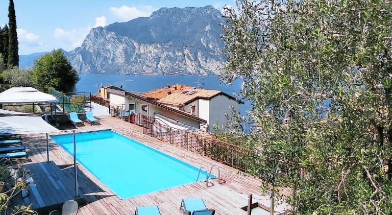 Apartment with pool, yard & BBQ | Beach nearby | Suitable for remote work | Pets are welcome in Nago-Torbole