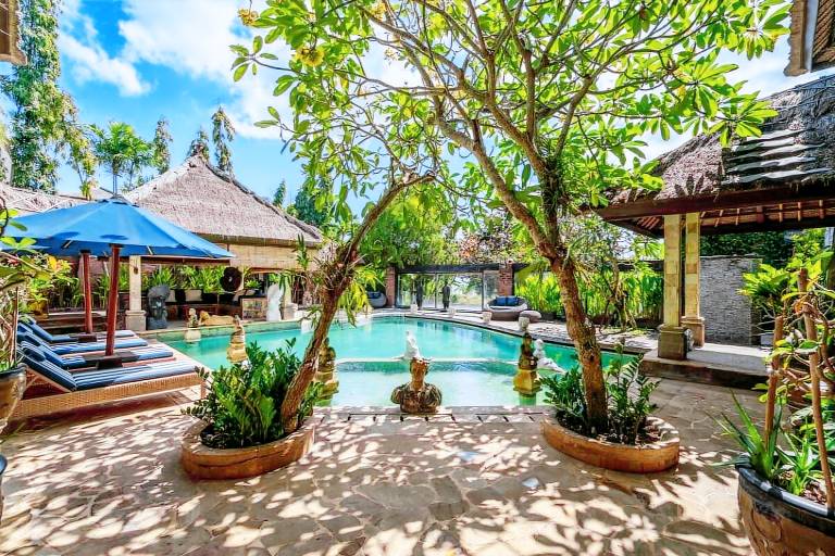 Villa with hot tub, patio & private pool in Canggu
