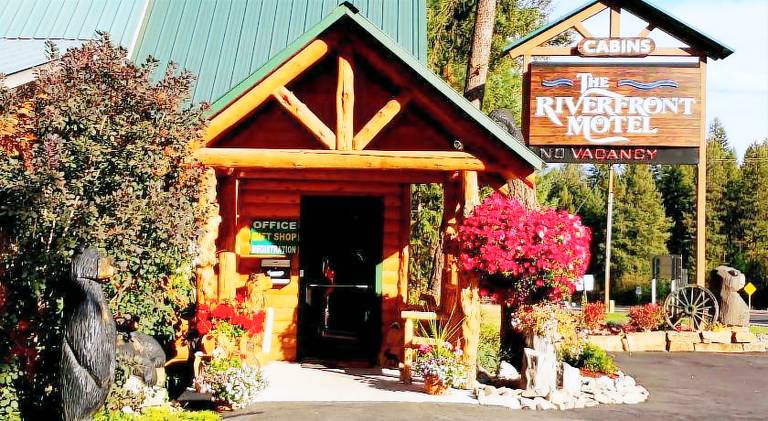 Riverfront Motel & Cabins in Thompson Falls, MT