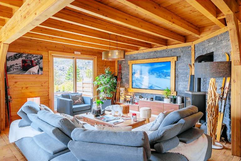 Chalet with barbeque, yard & patio | Mountain view — photo 2