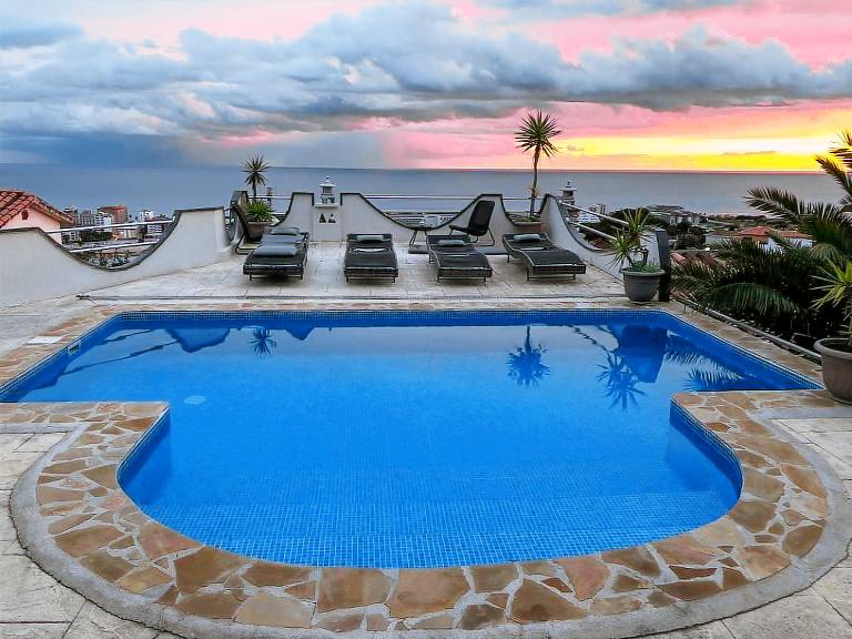 Villa with barbecue, patio & yard in Santa Susanna