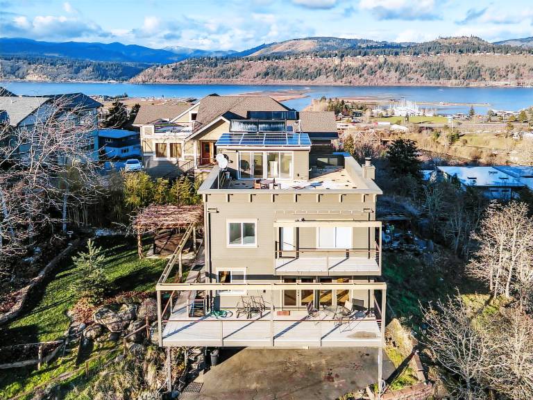 Hazel House - Gorgeous, Views, Perfect Hood River Getaway! in Hood River, OR