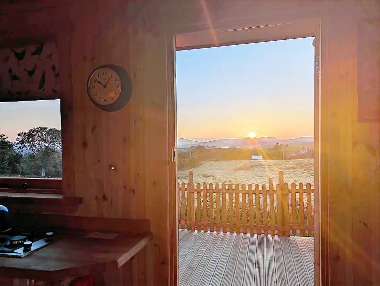 Family-oriented cottage with yard | Beach view | Pet-friendly — photo 3