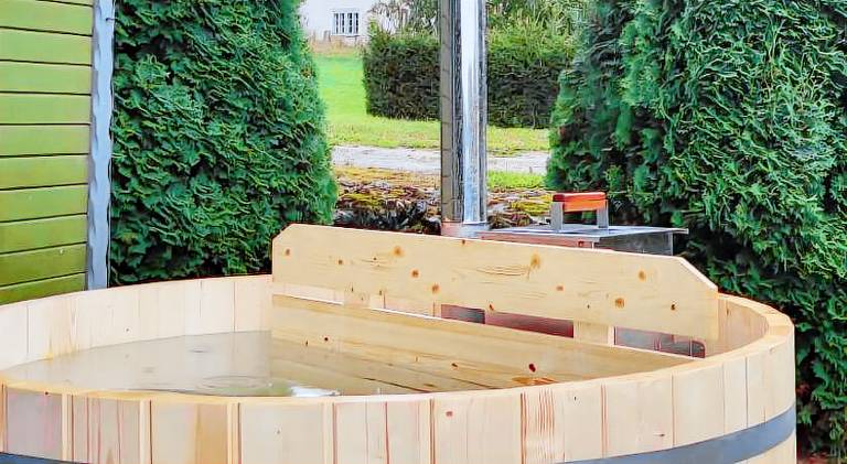 Chalet with hot tub — photo 3