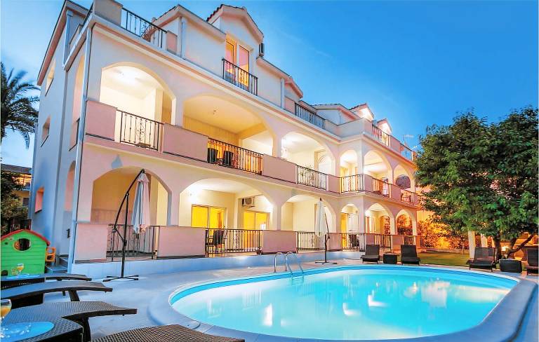 Apartament  Divulje