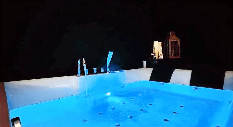 Holiday apartment with hot tub & patio — photo 3