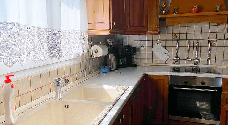 Fully equipped beautiful vacation home with patio & yard | Perfect for remote work | Pets allowed — photo 5