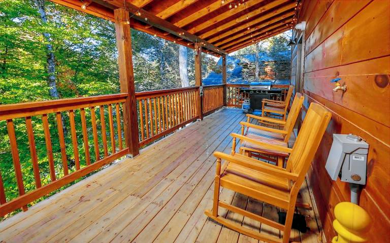 Cabin with jacuzzi, grill & pool | Mountain view — photo 4