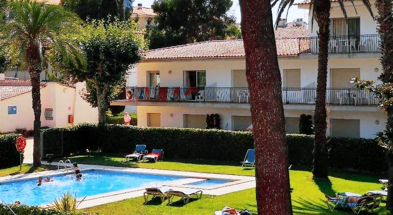Holiday apartment with pool, yard & patio — photo 4