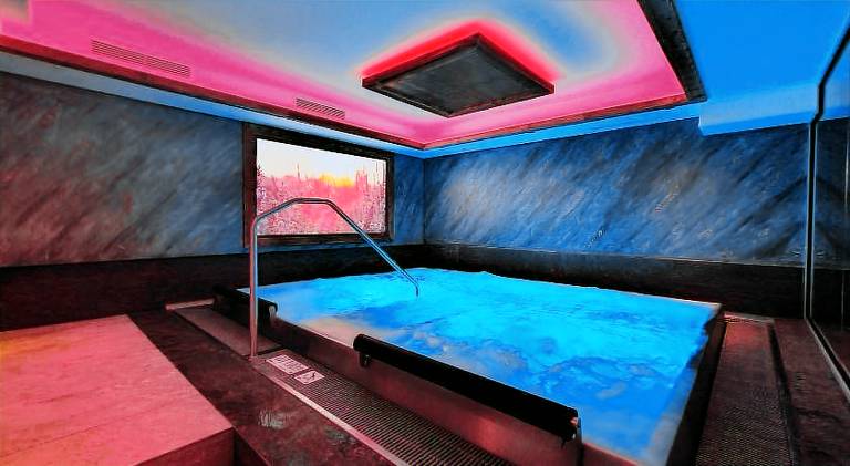 Serviced apartment with yard, patio & hot tub | Pet-friendly — photo 4