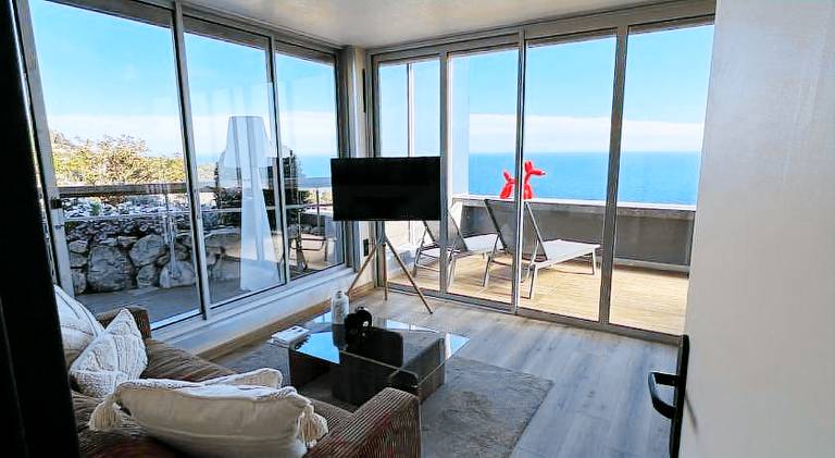 Apartment with pool — photo 2