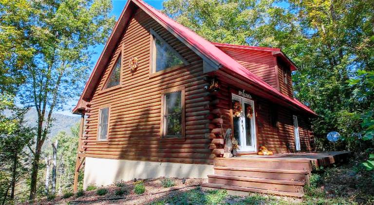 Chalet with hot tub in Wayne, NC