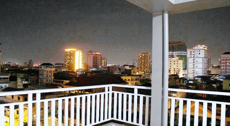 Apartment with patio | Next to Tuol Sleng Genocide Museum | Pet-friendly — photo 3