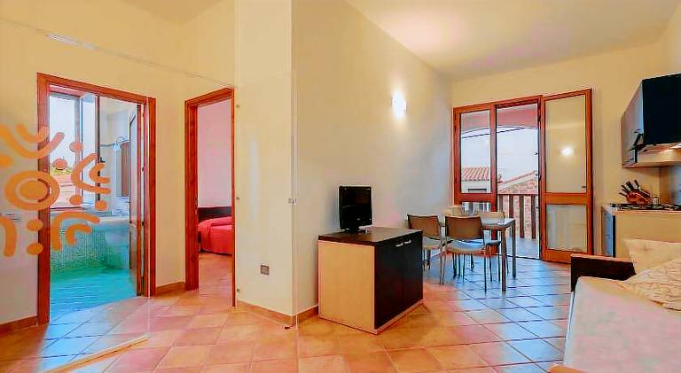 Serviced apartment with pool, BBQ & yard — photo 2