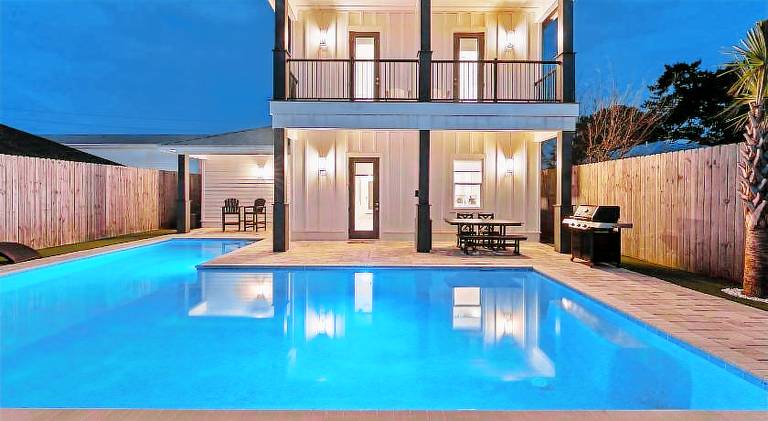 Vacation home with pool in Hollywood, FL