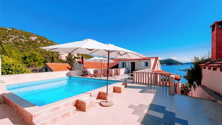 Villa with barbeque, yard & patio — photo 2