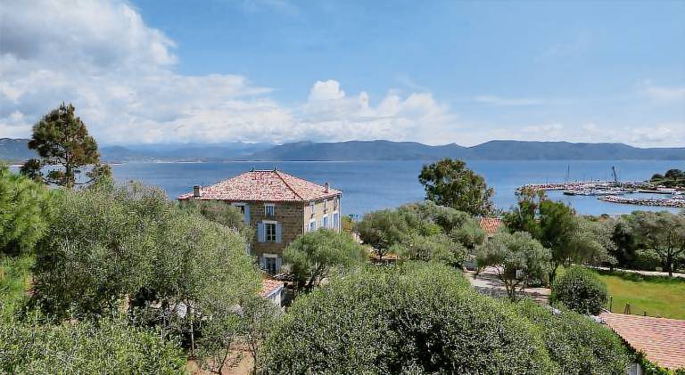 Rental apartment with garden, terrace & grill in Sartene