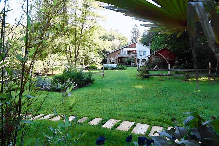 Family-oriented ample house with yard, hot tub & patio | Garden view | Pets are welcome — photo 3