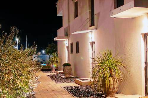 Apartment with private pool, patio & hot tub in Novigrad