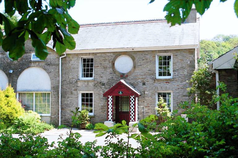 Cottage with barbeque in Neath