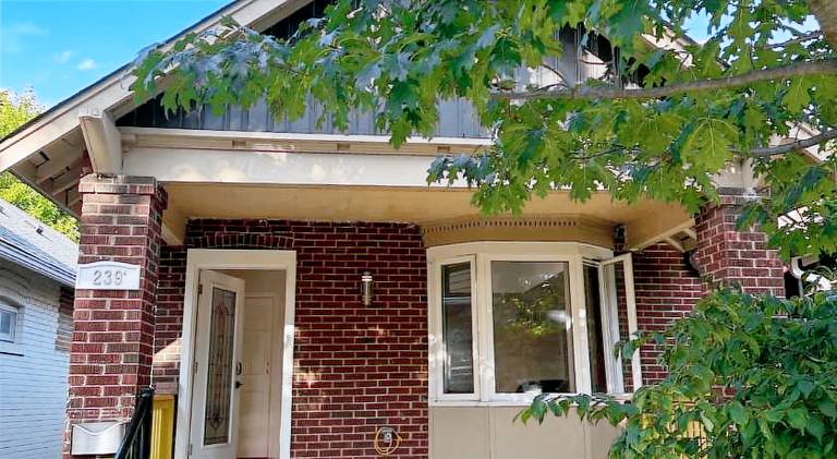 Toronto Upper Beaches Apartment in Toronto, ON