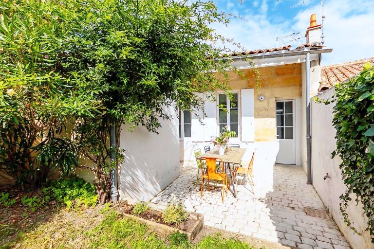 House with terrace, fast internet & yard in Libourne