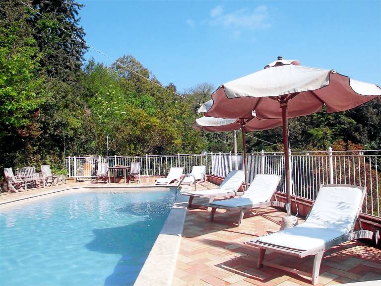 Rental apartment with yard, pool & BBQ — photo 3