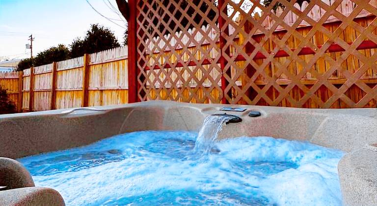 Pleasant vacation home with hot tub | Pets allowed — photo 3