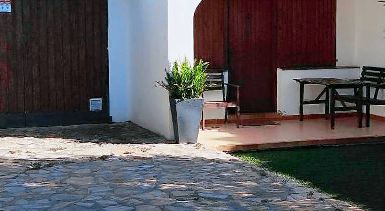 House with BBQ, garden & patio — photo 5