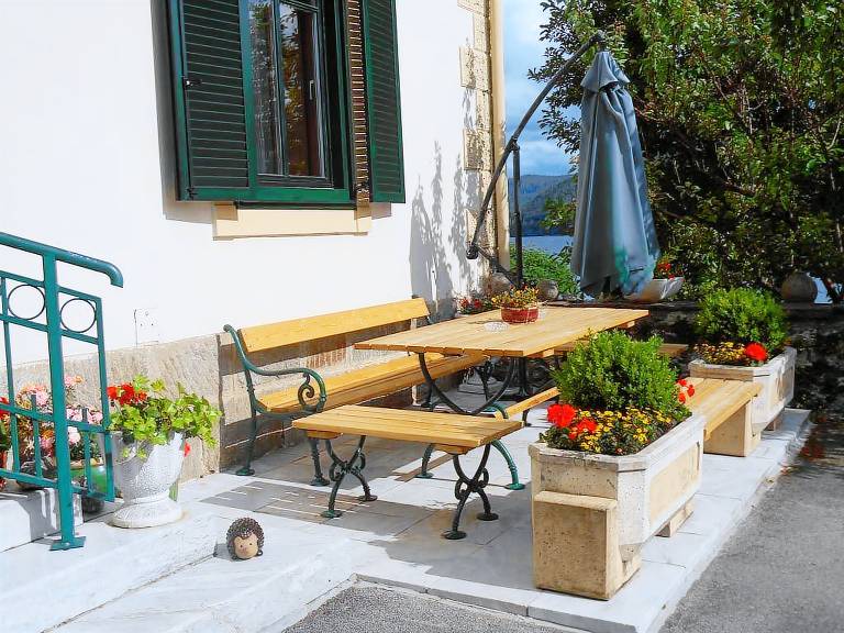 Apartment with garden & patio | Lake view — photo 3