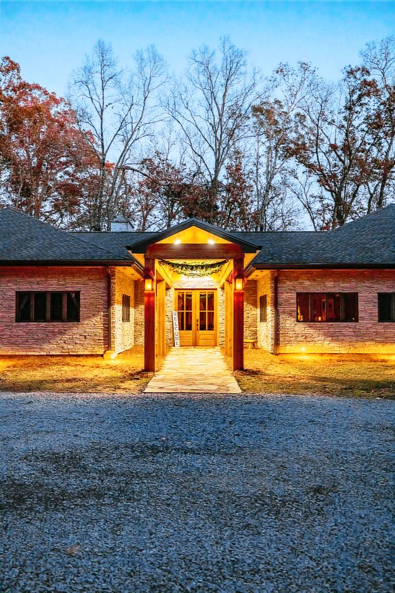 Luxury Lodge on 16 wooded acres sleeps 35 Beautiful Lake View