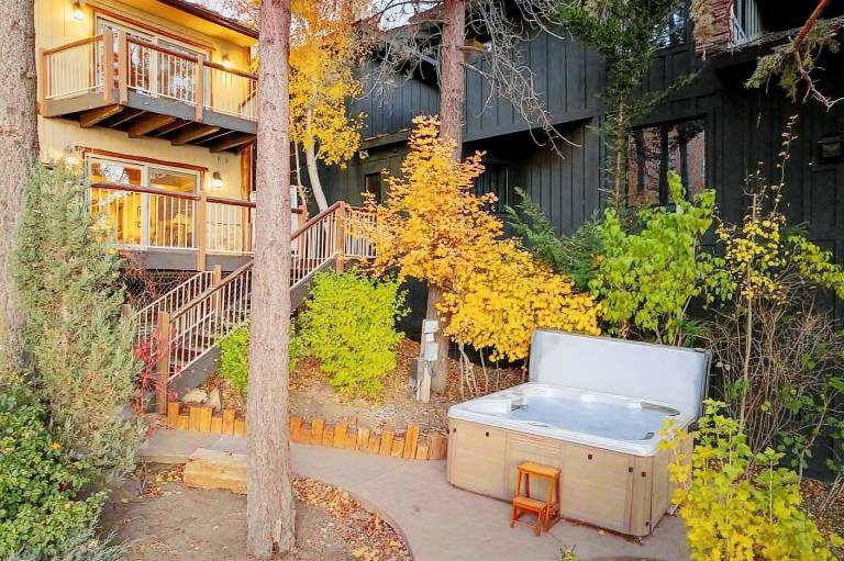 Water''s Edge, amazing lakefront property, hot tub, relax and enjoy! — photo 3