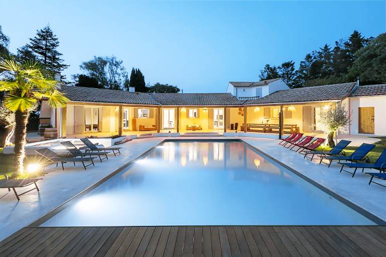 Large Villa with Private Pool, Balcony and Wi-Fi in Saint-Georges des Coteaux in Saintes