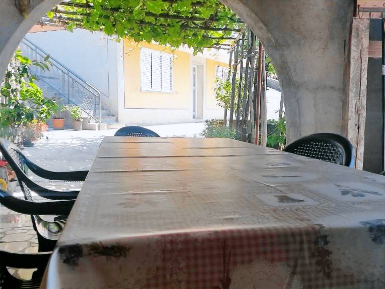 Apartment with patio, yard & barbecue — photo 3