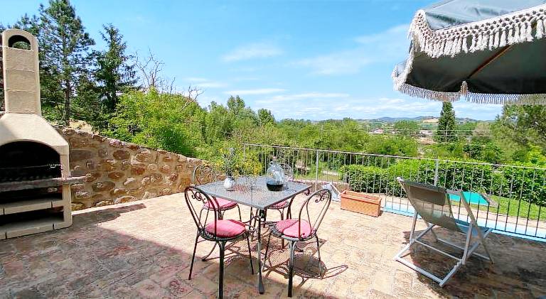 Apartment with pool, grill & garden — photo 3