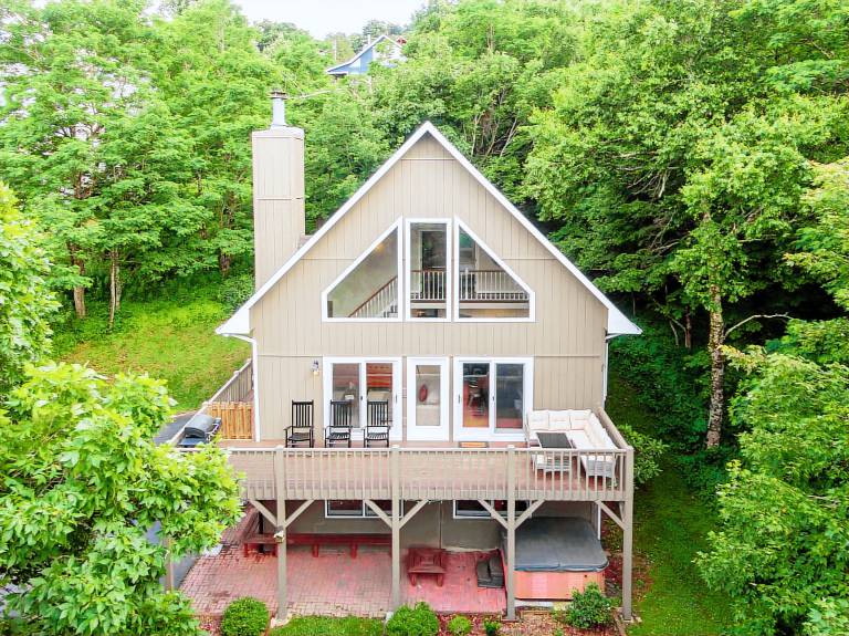 Sky High Chalet - Blowing Rock home with hot tub, pool table, bunk room, and fire pit — photo 2