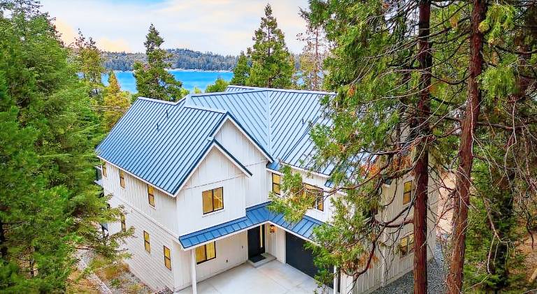 Luxury Retreat 5mins to the Lake Game Room Fire Pit Howlite by AvantStay in Lake Arrowhead, CA