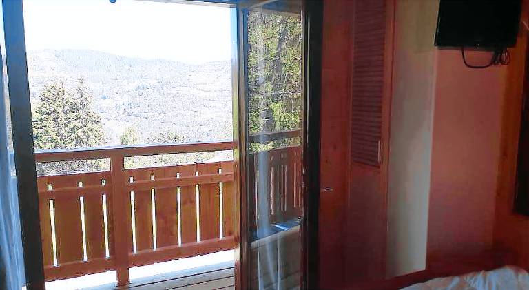 Chalet with patio, yard & barbecue | Next to the ski | Pets allowed — photo 4