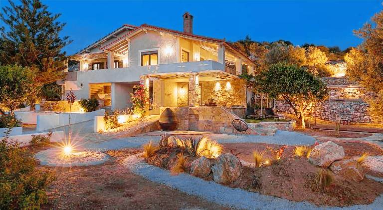 Spacious vacation home with yard & patio | Next to the beach | Pets are welcome — photo 4