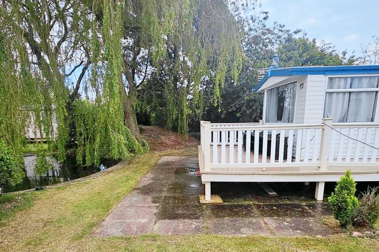 Cabin with yard & pool | Beach view in Skegness