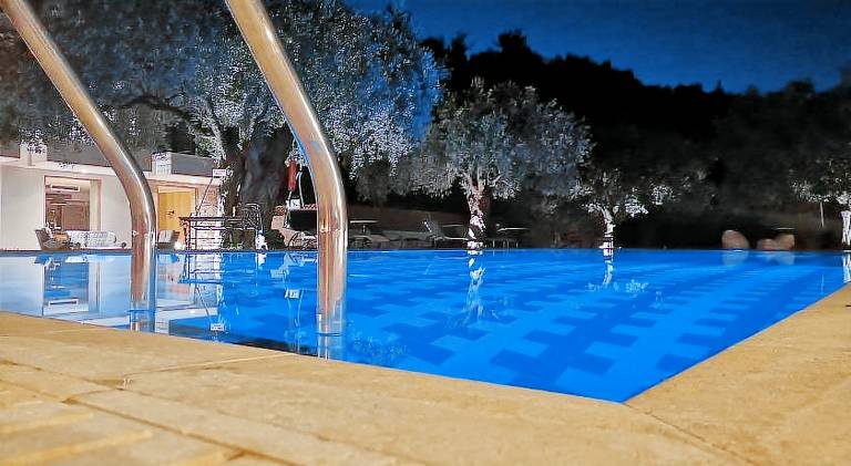 Holiday apartment with pool, barbeque & patio | Pet-friendly — photo 3