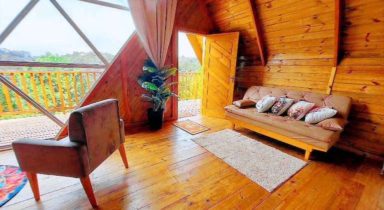 Lodge with hot tub — photo 3