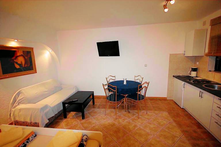 Rental apartment with pool, barbeque & patio — photo 3